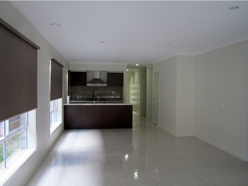 8 Blacksmith Way, Clyde North VIC 3978