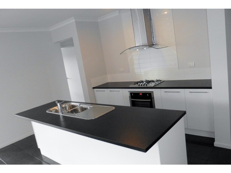 6 Asteria Crescent, Cranbourne West VIC 3977