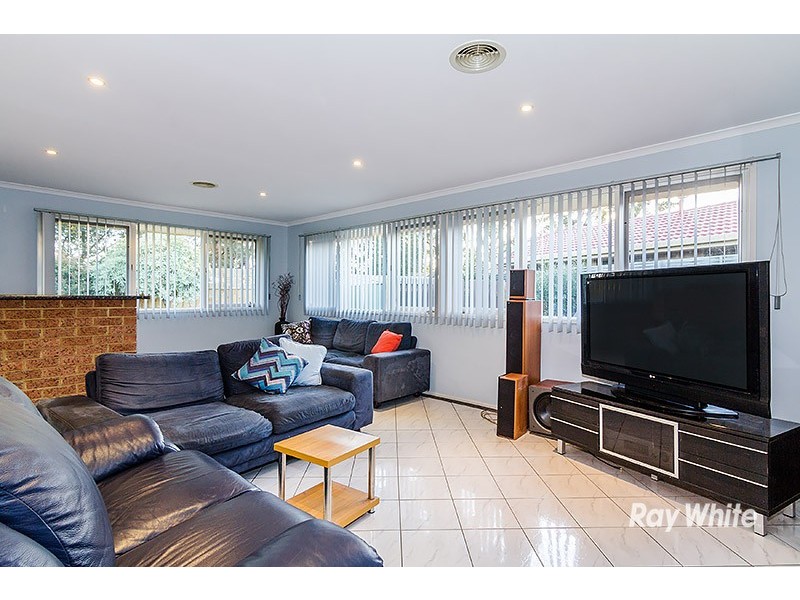 18 Loganberry Close, Cranbourne North VIC 3977