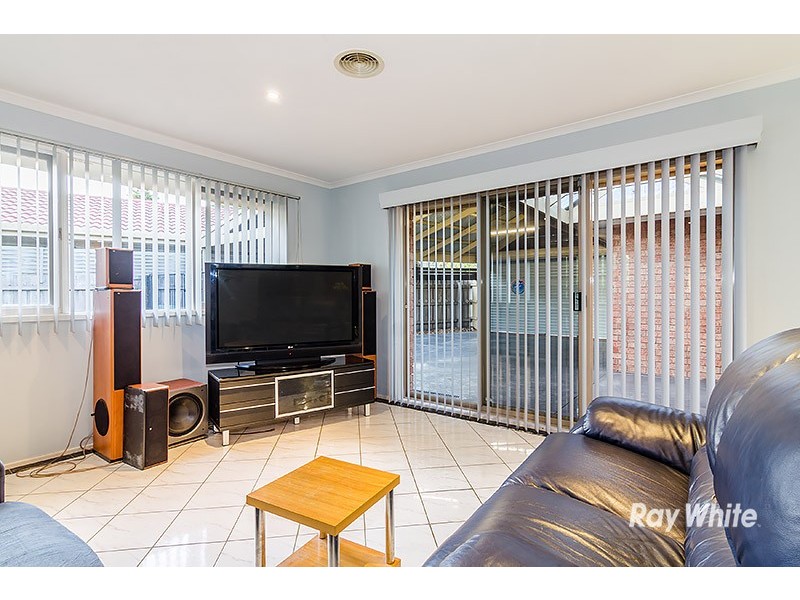 18 Loganberry Close, Cranbourne North VIC 3977