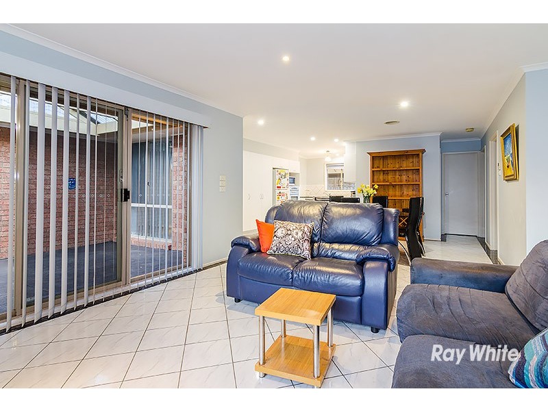 18 Loganberry Close, Cranbourne North VIC 3977