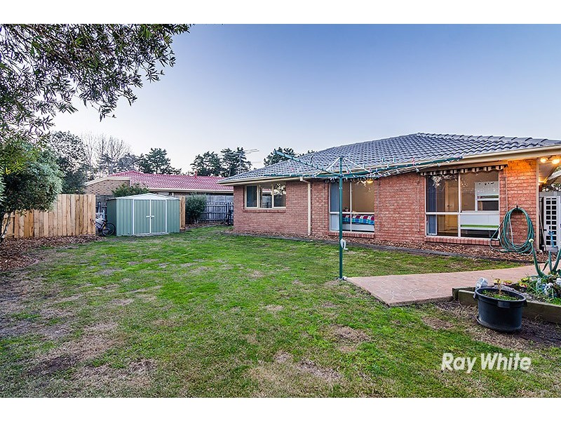 18 Loganberry Close, Cranbourne North VIC 3977