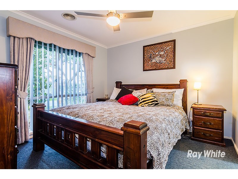 18 Loganberry Close, Cranbourne North VIC 3977