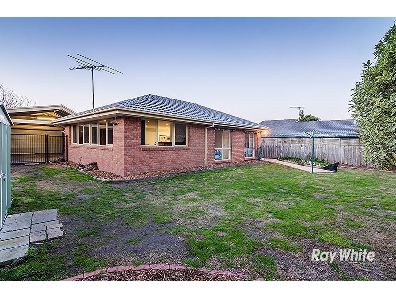 18 Loganberry Close, Cranbourne North VIC 3977