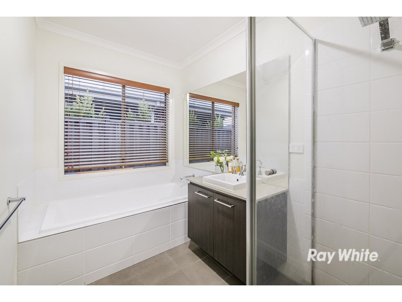 16 Black Caesar Drive, Cranbourne East VIC 3977