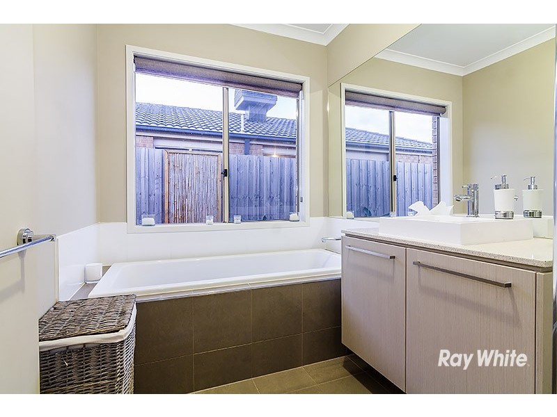 31 Broadstone Way, Cranbourne VIC 3977