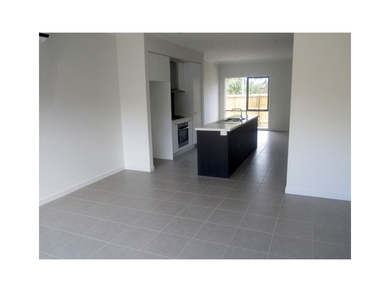 17/2 Sanoma Drive, Skye VIC 3977