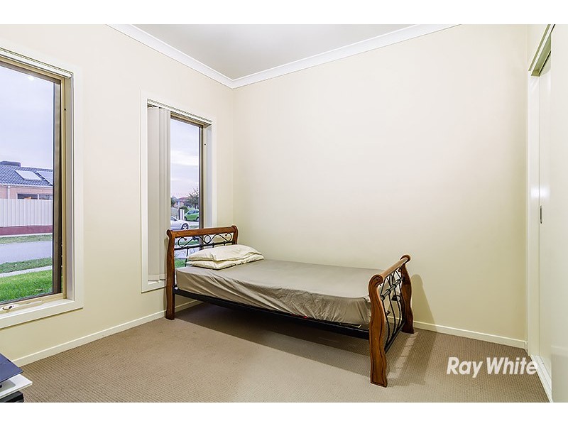 4 Kirwan Drive, Cranbourne East VIC 3977