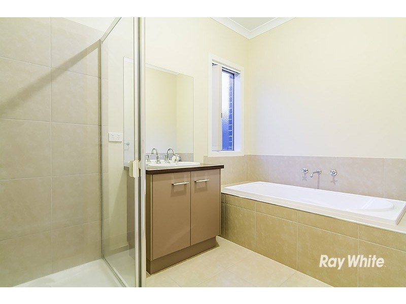 4 Kirwan Drive, Cranbourne East VIC 3977