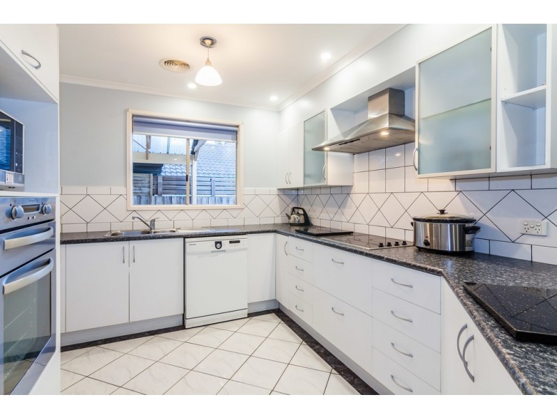 18 Loganberry Close, Cranbourne North VIC 3977