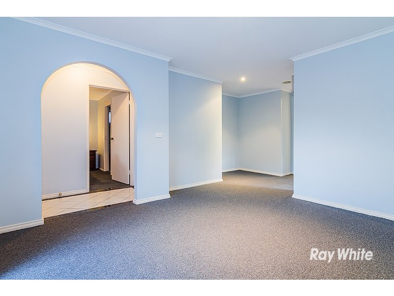 18 Loganberry Close, Cranbourne North VIC 3977