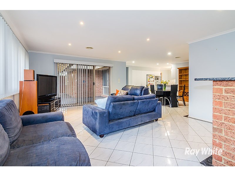 18 Loganberry Close, Cranbourne North VIC 3977