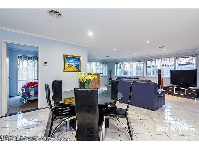 18 Loganberry Close, Cranbourne North VIC 3977