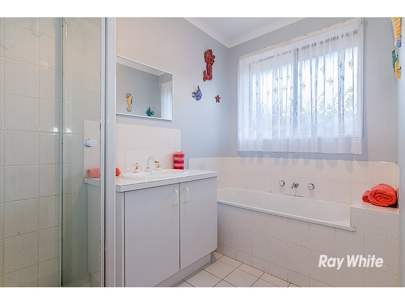 18 Loganberry Close, Cranbourne North VIC 3977