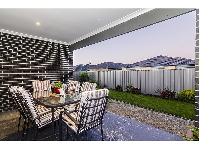 28 Archers Field Drive, Cranbourne East VIC 3977