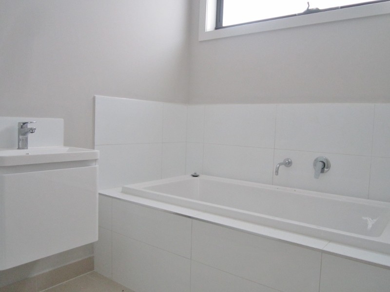 1/15 Dearing Avenue, Cranbourne VIC 3977