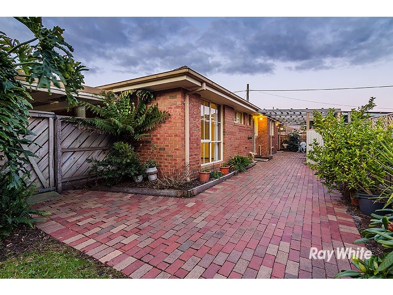 46 Courtenay Avenue, Cranbourne North VIC 3977