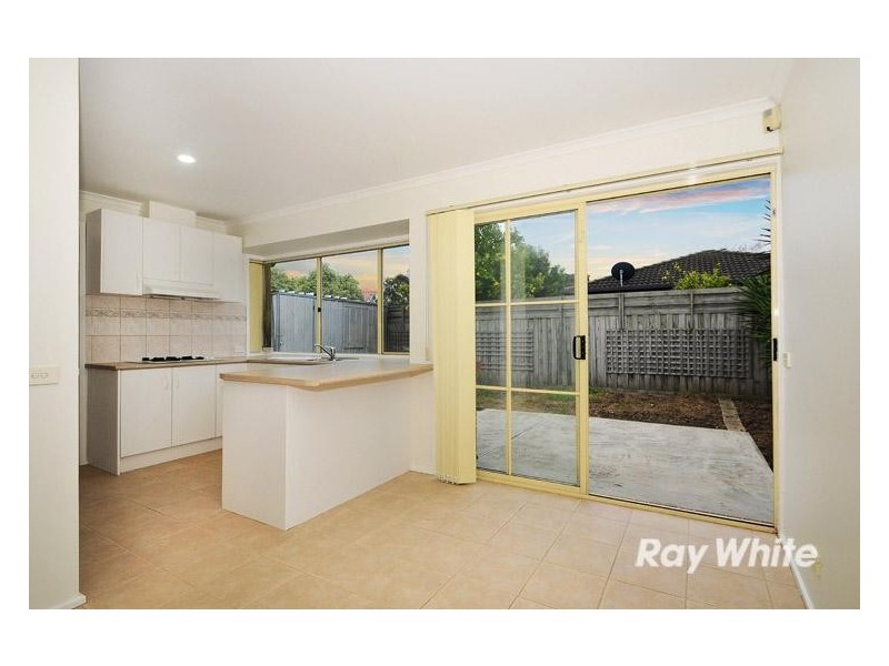 8 Parkside Mews, Cranbourne West VIC 3977