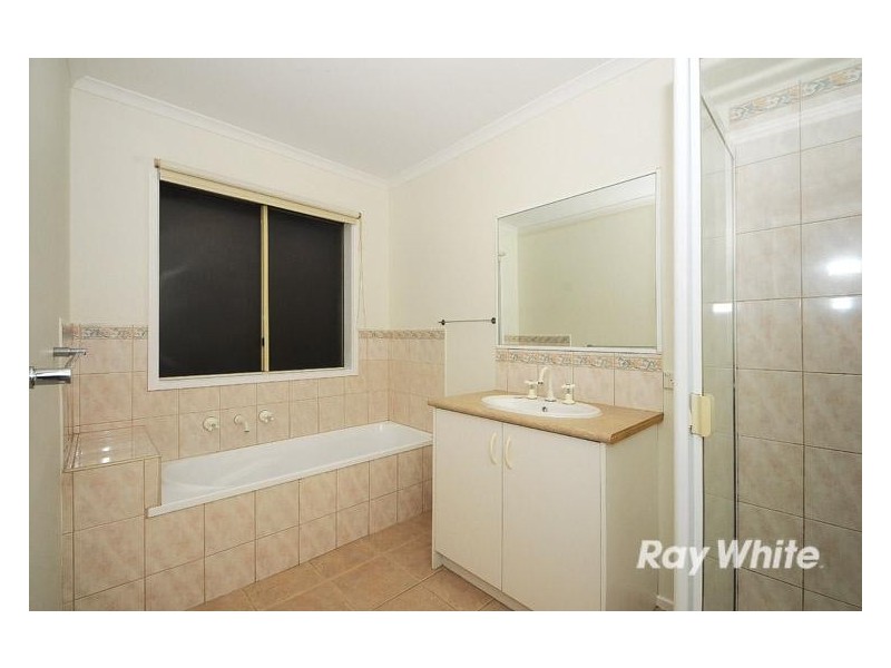 8 Parkside Mews, Cranbourne West VIC 3977