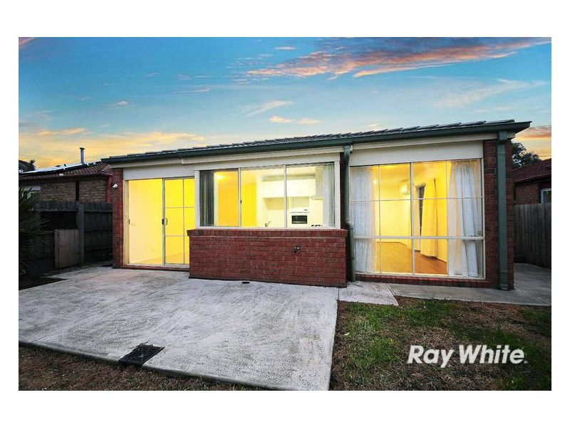 8 Parkside Mews, Cranbourne West VIC 3977