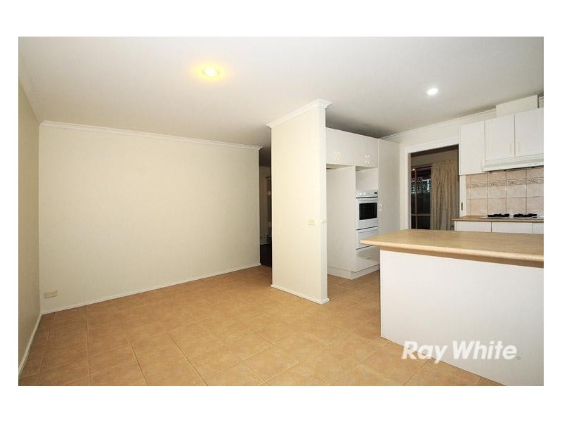 8 Parkside Mews, Cranbourne West VIC 3977