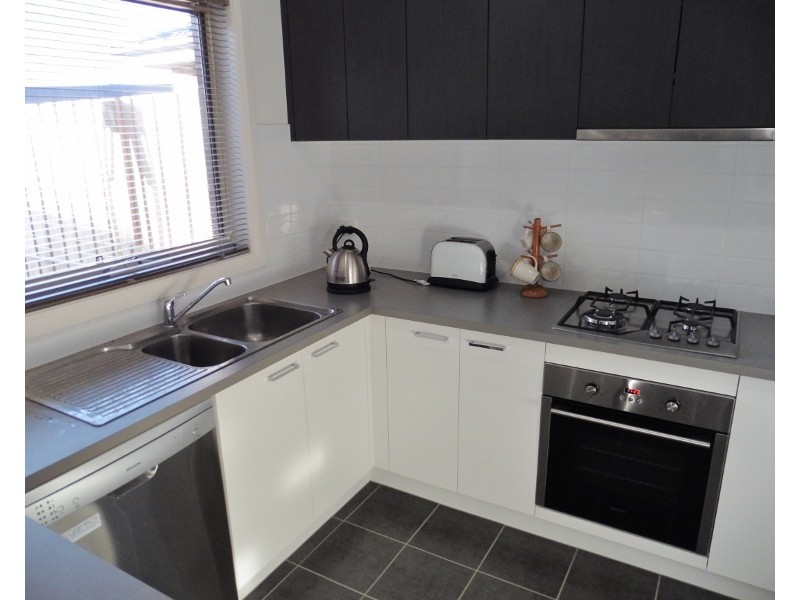 3/16-18 Phelan Drive, Cranbourne North VIC 3977