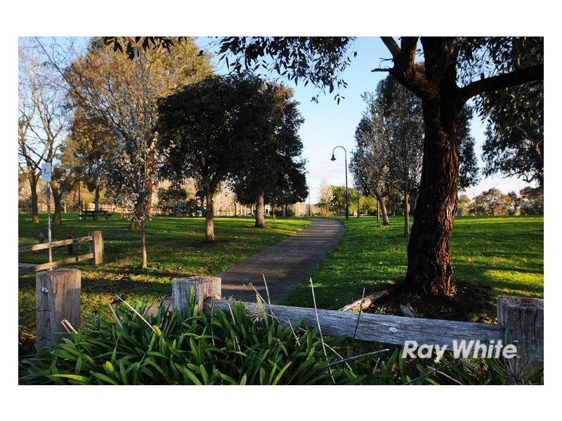 10 Tarrangower Place, Berwick VIC 3806