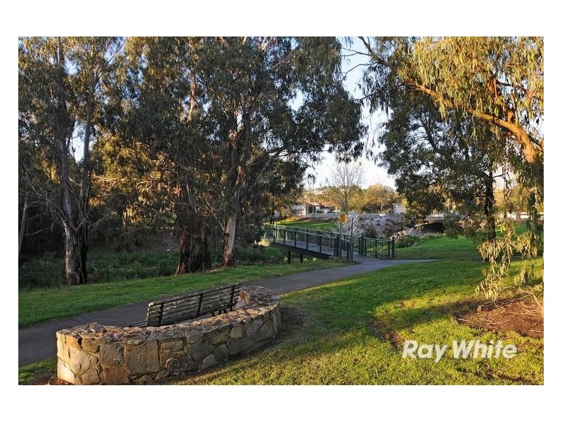 10 Tarrangower Place, Berwick VIC 3806