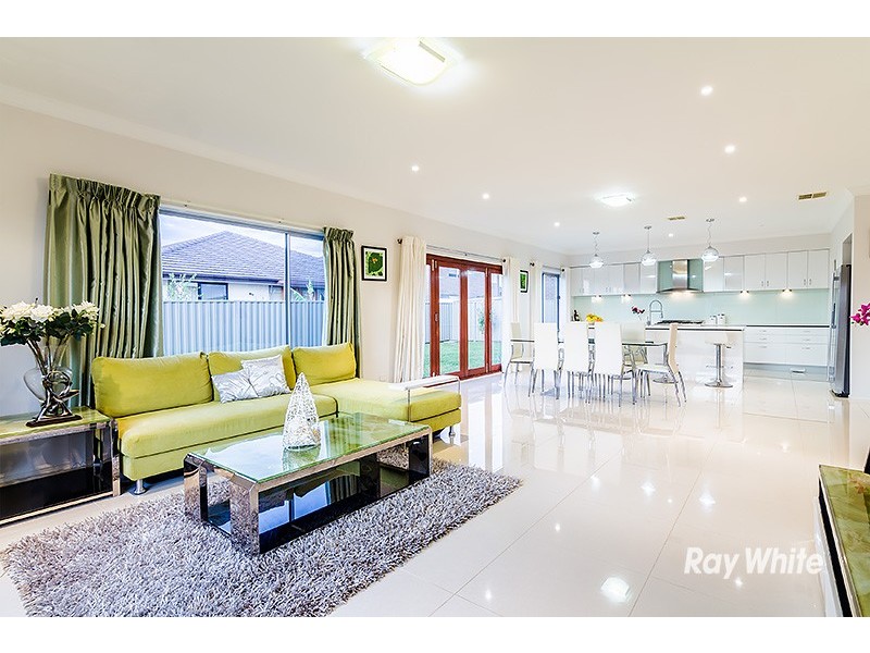 2 Foxhound Grove, Cranbourne East VIC 3977