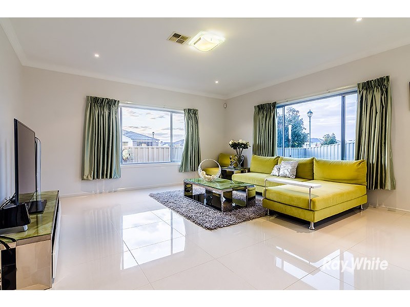 2 Foxhound Grove, Cranbourne East VIC 3977
