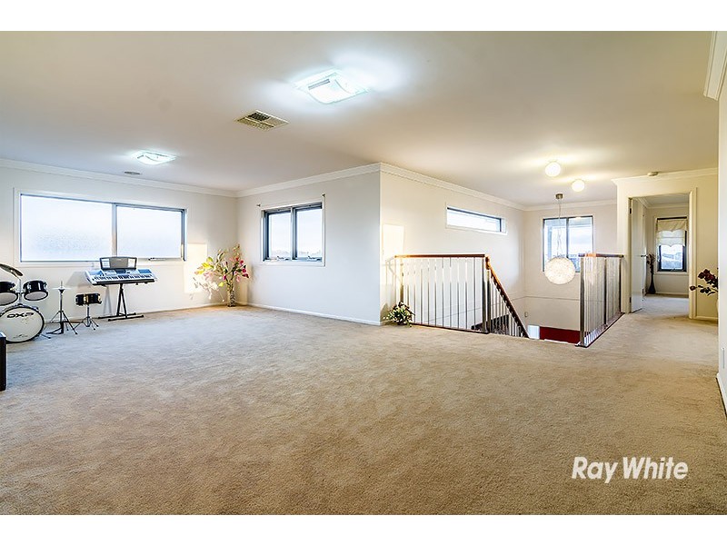 2 Foxhound Grove, Cranbourne East VIC 3977