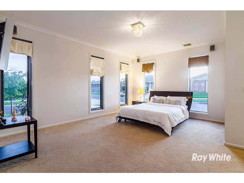 2 Foxhound Grove, Cranbourne East VIC 3977
