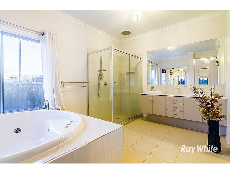 2 Foxhound Grove, Cranbourne East VIC 3977