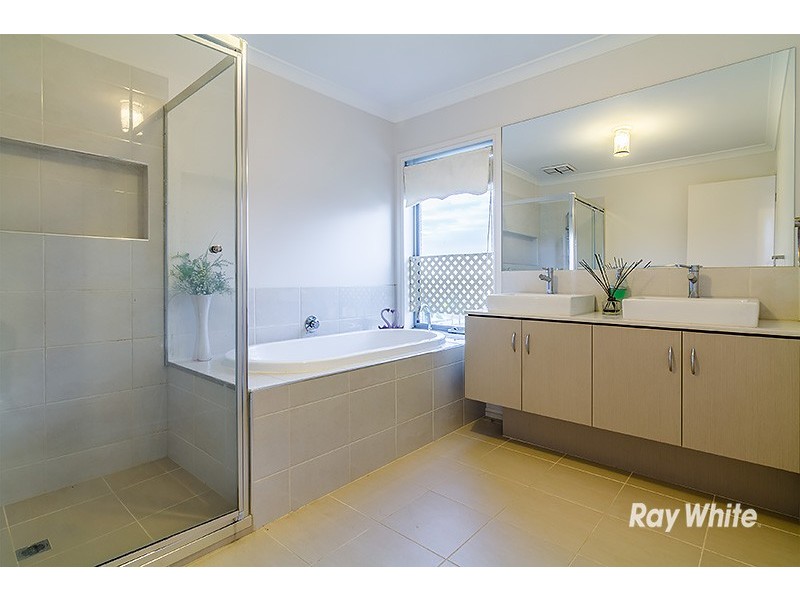 2 Foxhound Grove, Cranbourne East VIC 3977