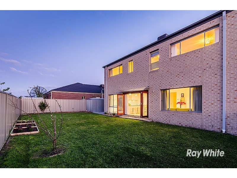 2 Foxhound Grove, Cranbourne East VIC 3977