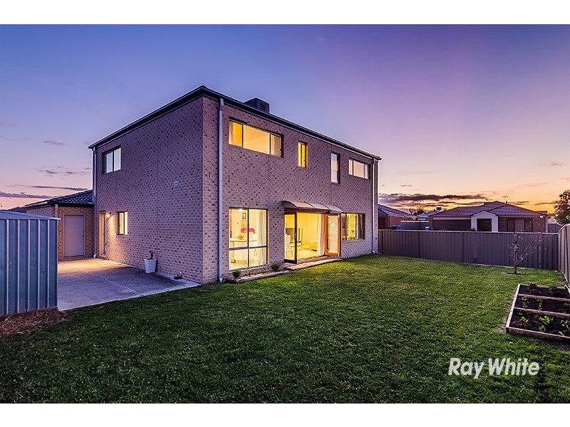 2 Foxhound Grove, Cranbourne East VIC 3977