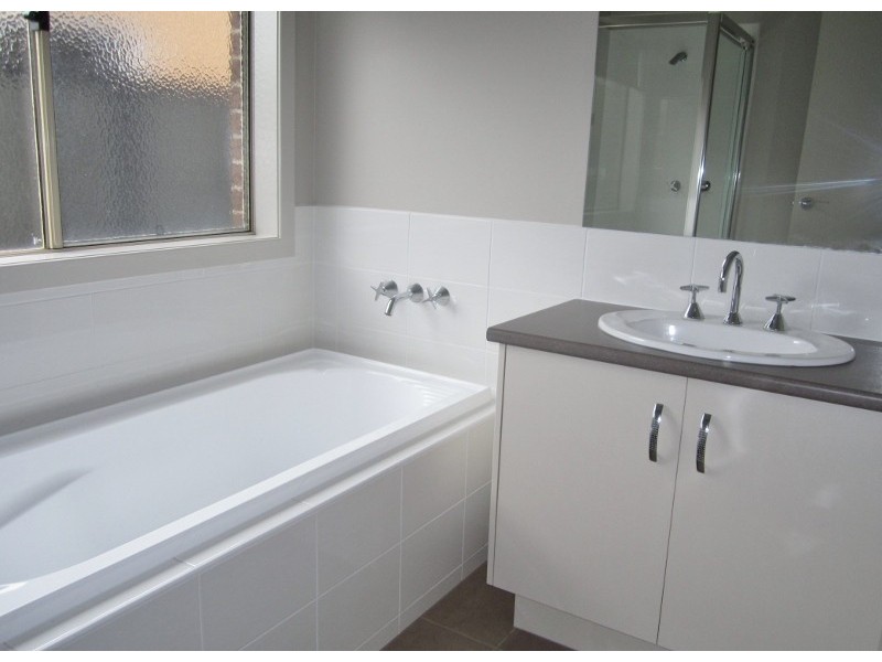 27 Connewara Crescent, Clyde North VIC 3978