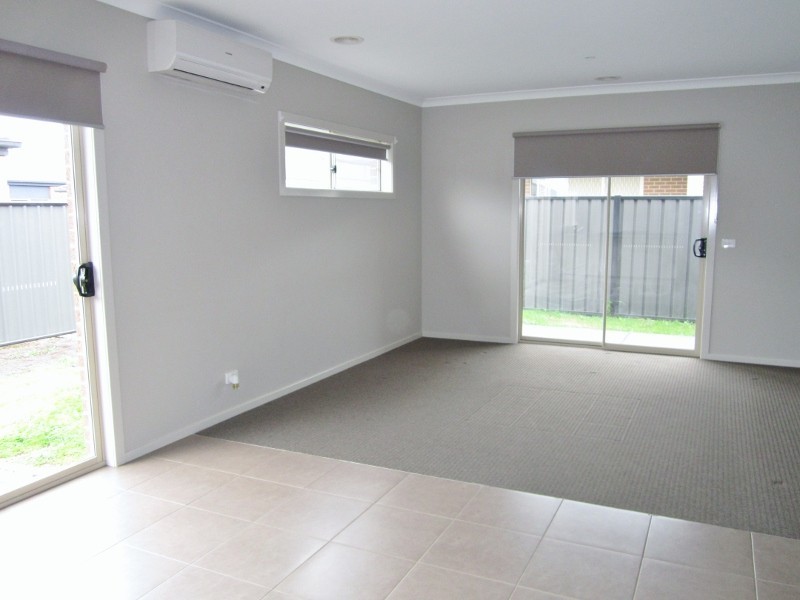 27 Connewara Crescent, Clyde North VIC 3978