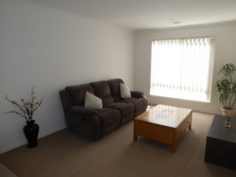 8 Islington Avenue, Cranbourne North VIC 3977