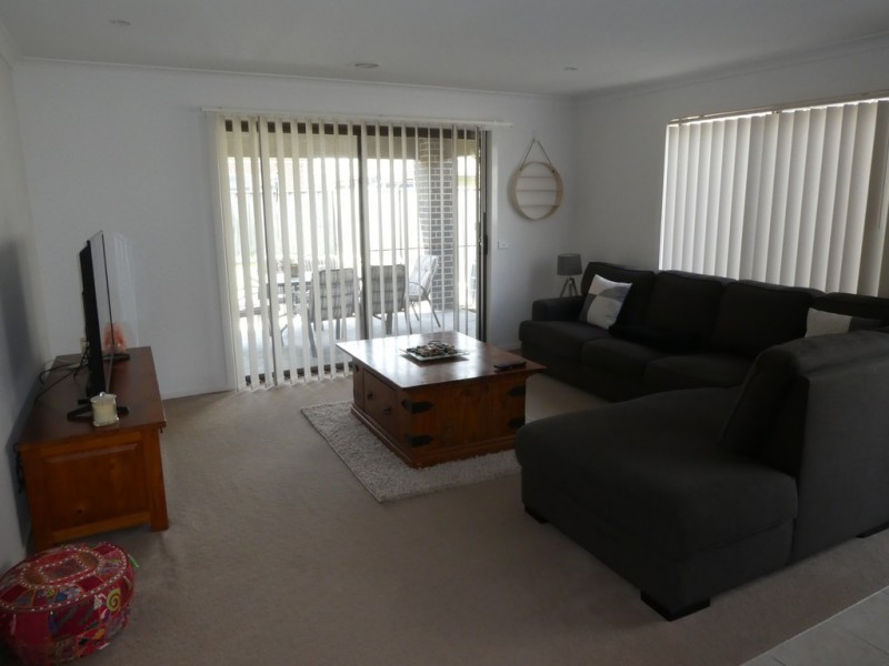 8 Islington Avenue, Cranbourne North VIC 3977