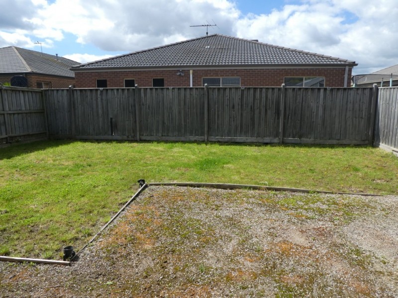 8 Islington Avenue, Cranbourne North VIC 3977