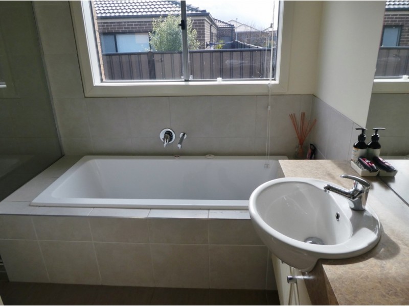 13 Gelderland Drive, Clyde North VIC 3978