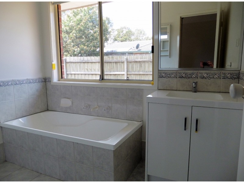 18 Dutton Close, Lynbrook VIC 3975