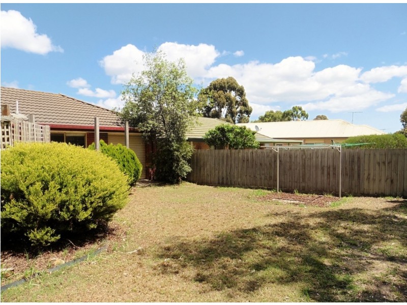 18 Dutton Close, Lynbrook VIC 3975