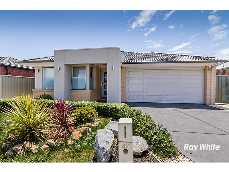 42 Challenger Circuit, Cranbourne East VIC 3977