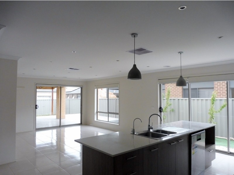 42 Challenger Circuit, Cranbourne East VIC 3977