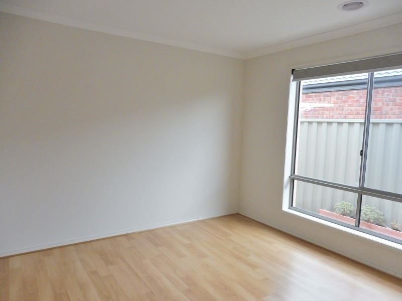 42 Challenger Circuit, Cranbourne East VIC 3977