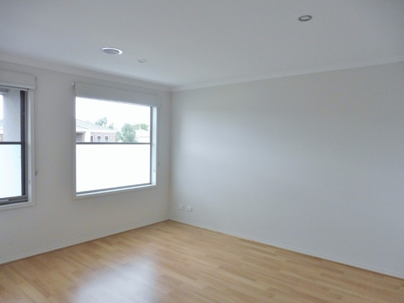 42 Challenger Circuit, Cranbourne East VIC 3977
