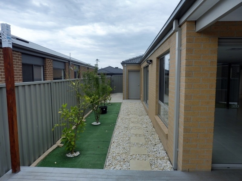 42 Challenger Circuit, Cranbourne East VIC 3977
