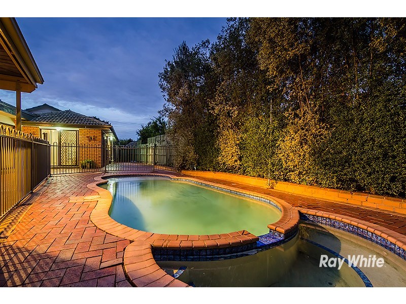 18 Clairmont Avenue, Cranbourne VIC 3977